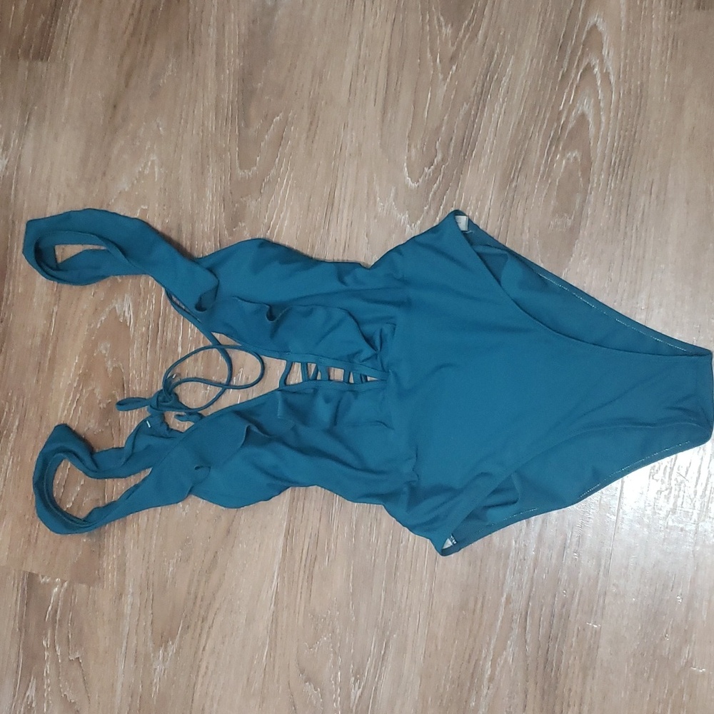 (10) ZAFUL Cut Out Beach Ruffle Pool Vacation Coastal Trendy Modern Lace Up
